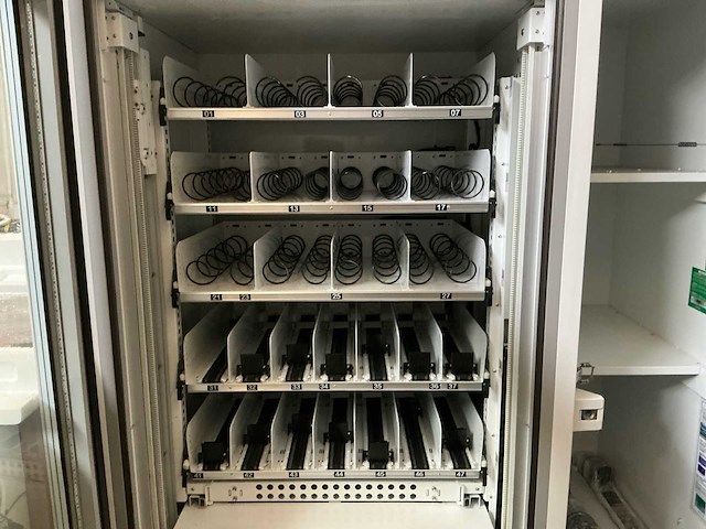 Zoomgu fel-9c verkoopautomaat - afbeelding 9 van  15