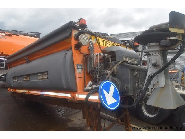 Zoutstrooier, giletta, uh4000 a/id, bouwjaar 2014, leeggewicht 3010kg, vaste stof capaciteit 4m³, vloeistof capaciteit 2600lt, werking niet gekend - afbeelding 4 van  5