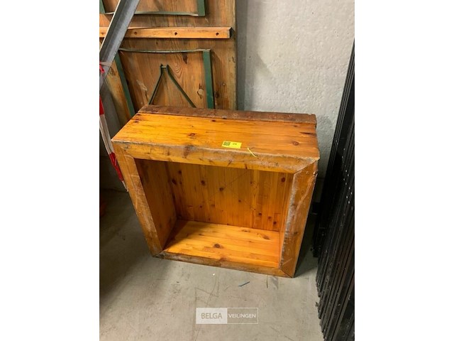 Zwaar houten podiumelement - afbeelding 1 van  1