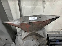 Zwaar metalen aambeeld