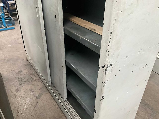 Zwaar metalen opbergkast - afbeelding 5 van  8