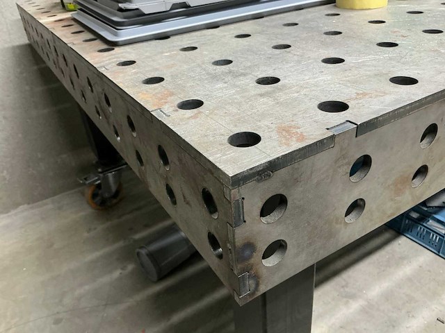 Zwaar metalen verrijdbare lastafel - afbeelding 3 van  4