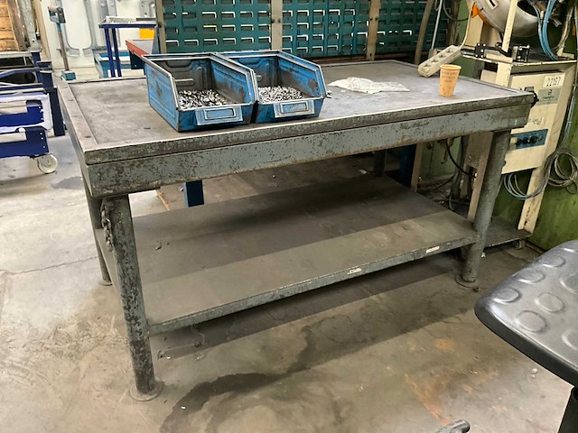 Zwaar metalen werkbank - afbeelding 1 van  4
