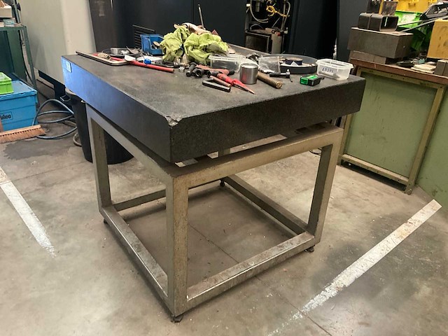Zwaar metalen werk/snijtafel - afbeelding 1 van  3
