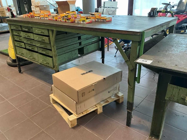 Zwaar metalen werktafel - afbeelding 1 van  8
