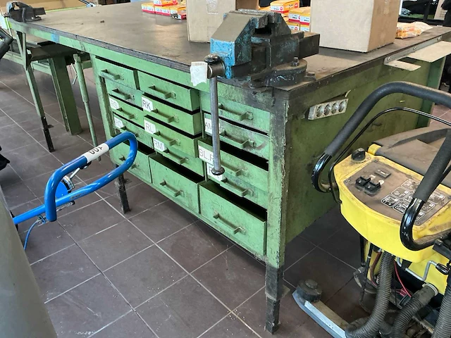 Zwaar metalen werktafel - afbeelding 5 van  8
