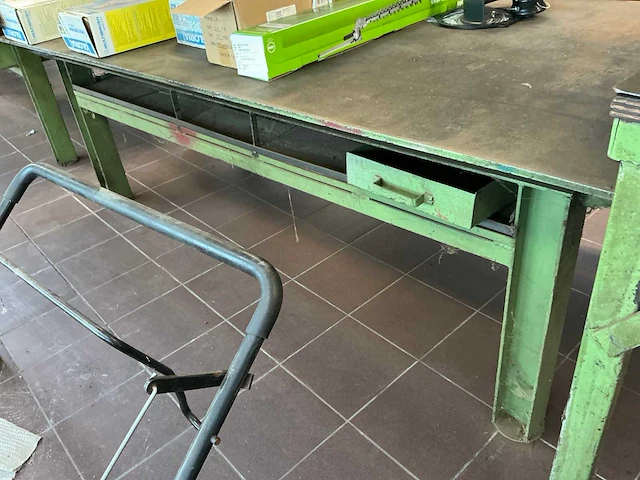 Zwaar metalen werktafel/lastafel - afbeelding 1 van  5