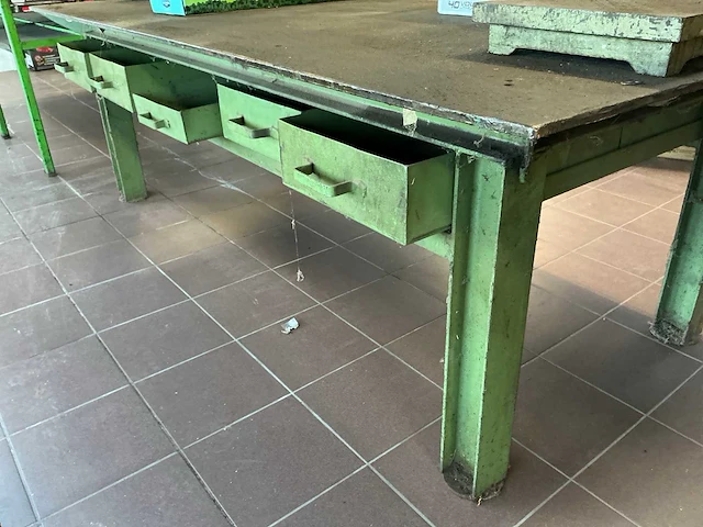 Zwaar metalen werktafel/lastafel - afbeelding 4 van  5