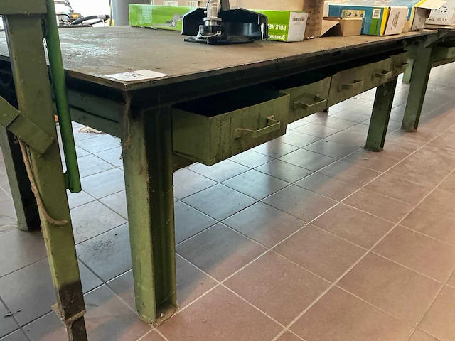 Zwaar metalen werktafel/lastafel - afbeelding 5 van  5
