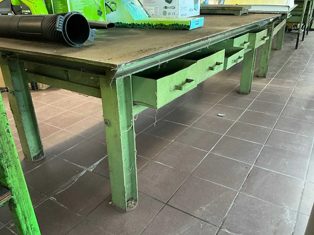 Zwaar metalen werktafel/lastafel - afbeelding 3 van  5
