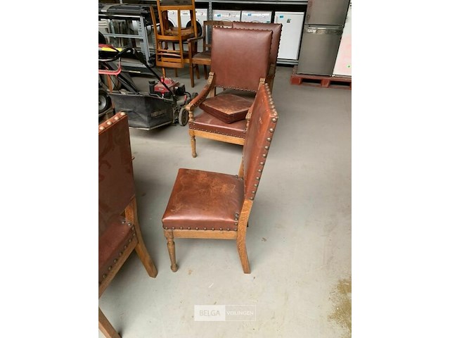 Zware eiken tafel met 8 stoelen - afbeelding 2 van  3