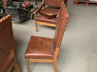 Zware eiken tafel met 8 stoelen - afbeelding 2 van  3