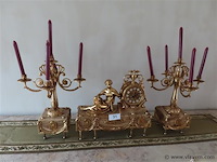 Zware klok (46x16x46cm) met 2 kandelaars (16x16x53cm) - afbeelding 1 van  9