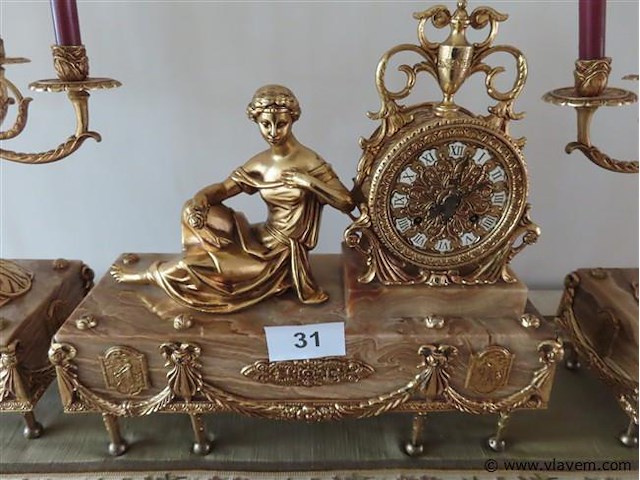 Zware klok (46x16x46cm) met 2 kandelaars (16x16x53cm) - afbeelding 2 van  9