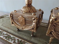 Zware klok (46x16x46cm) met 2 kandelaars (16x16x53cm) - afbeelding 3 van  9