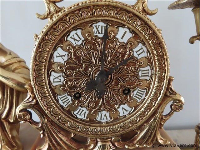 Zware klok (46x16x46cm) met 2 kandelaars (16x16x53cm) - afbeelding 7 van  9