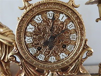 Zware klok (46x16x46cm) met 2 kandelaars (16x16x53cm) - afbeelding 7 van  9