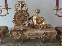 Zware klok (46x16x46cm) met 2 kandelaars (16x16x53cm) - afbeelding 9 van  9