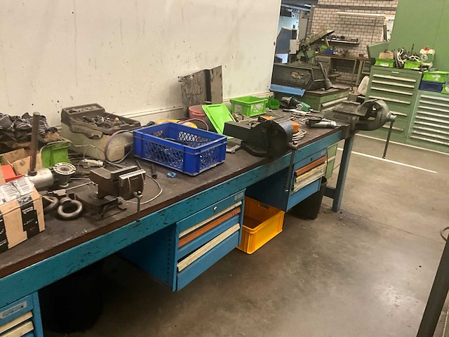 Zware lange metalen werkbank - afbeelding 1 van  2