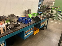 Zware lange metalen werkbank - afbeelding 1 van  2