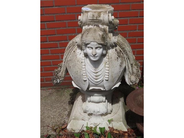 Zware marmeren tuinsokkel h 90 basis 45x47cm - afbeelding 1 van  10