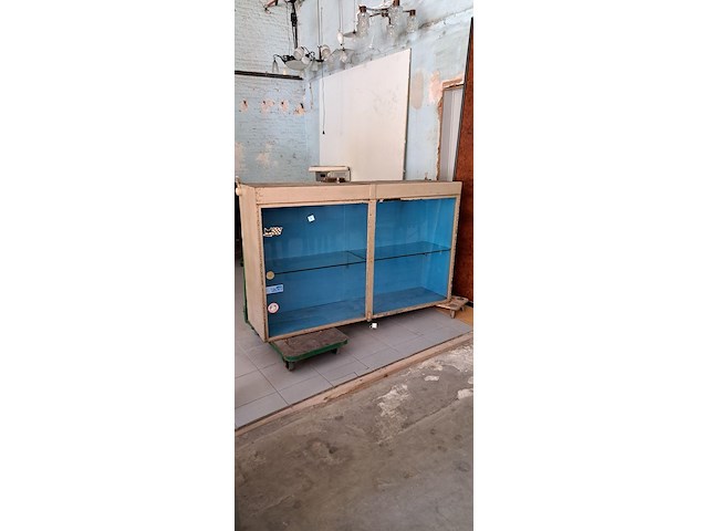 Zware metalen hangvitrine uit een automagazijn - afbeelding 1 van  2