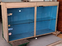 Zware metalen hangvitrine uit een automagazijn