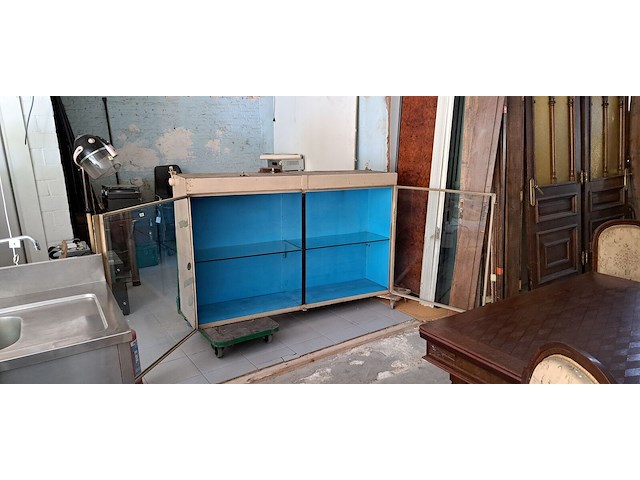 Zware metalen hangvitrine uit een automagazijn - afbeelding 2 van  2
