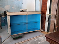 Zware metalen hangvitrine uit een automagazijn - afbeelding 2 van  2