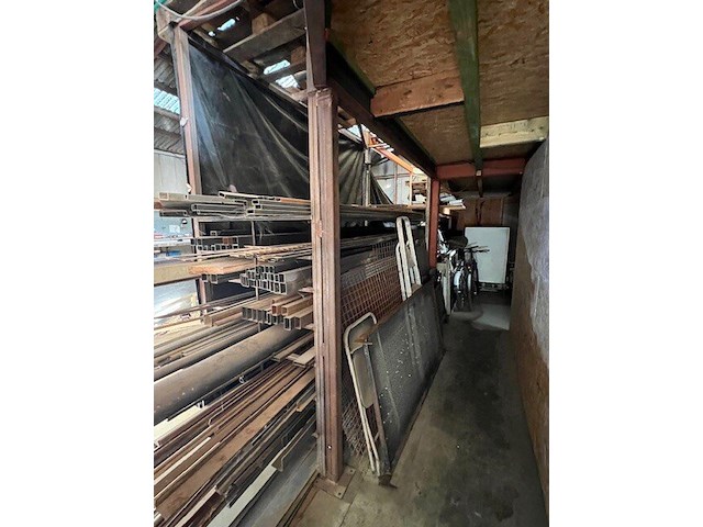 Zware metalen werkbank 150x600 cm, 2 metalen kokers ca. 5m, ca. 3 ton herbruikbaar ijzer (28,29,30) - afbeelding 2 van  18