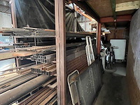 Zware metalen werkbank 150x600 cm, 2 metalen kokers ca. 5m, ca. 3 ton herbruikbaar ijzer (28,29,30) - afbeelding 2 van  18