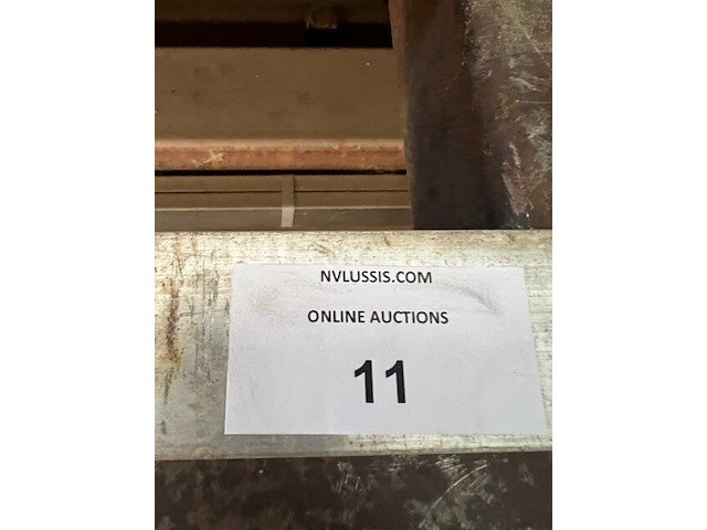 Zware metalen werkbank 150x600 cm, 2 metalen kokers ca. 5m, ca. 3 ton herbruikbaar ijzer (28,29,30) - afbeelding 3 van  18