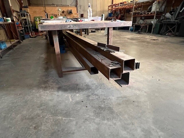 Zware metalen werkbank 150x600 cm, 2 metalen kokers ca. 5m, ca. 3 ton herbruikbaar ijzer (28,29,30) - afbeelding 5 van  18