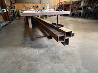Zware metalen werkbank 150x600 cm, 2 metalen kokers ca. 5m, ca. 3 ton herbruikbaar ijzer (28,29,30) - afbeelding 5 van  18