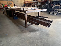 Zware metalen werkbank 150x600 cm, 2 metalen kokers ca. 5m, ca. 3 ton herbruikbaar ijzer (28,29,30) - afbeelding 6 van  18