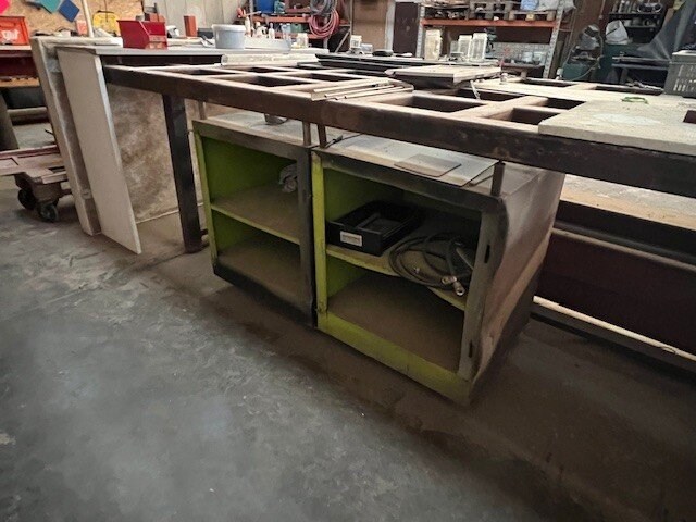 Zware metalen werkbank 150x600 cm, 2 metalen kokers ca. 5m, ca. 3 ton herbruikbaar ijzer (28,29,30) - afbeelding 7 van  18