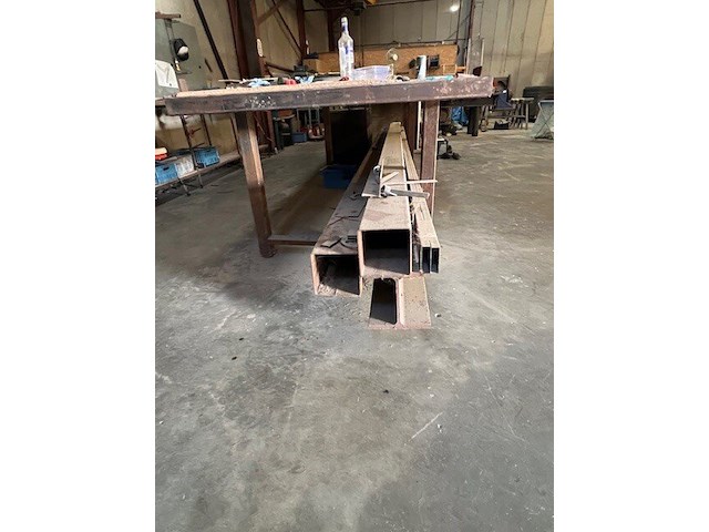 Zware metalen werkbank 150x600 cm, 2 metalen kokers ca. 5m, ca. 3 ton herbruikbaar ijzer (28,29,30) - afbeelding 8 van  18