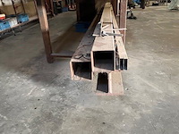 Zware metalen werkbank 150x600 cm, 2 metalen kokers ca. 5m, ca. 3 ton herbruikbaar ijzer (28,29,30) - afbeelding 8 van  18