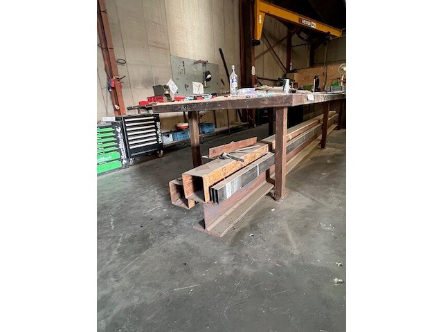 Zware metalen werkbank 150x600 cm, 2 metalen kokers ca. 5m, ca. 3 ton herbruikbaar ijzer (28,29,30) - afbeelding 9 van  18