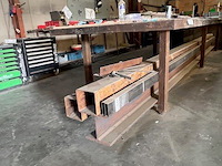 Zware metalen werkbank 150x600 cm, 2 metalen kokers ca. 5m, ca. 3 ton herbruikbaar ijzer (28,29,30) - afbeelding 9 van  18