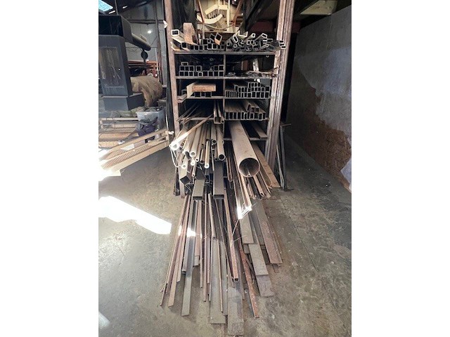 Zware metalen werkbank 150x600 cm, 2 metalen kokers ca. 5m, ca. 3 ton herbruikbaar ijzer (28,29,30) - afbeelding 10 van  18