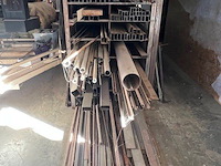 Zware metalen werkbank 150x600 cm, 2 metalen kokers ca. 5m, ca. 3 ton herbruikbaar ijzer (28,29,30) - afbeelding 10 van  18