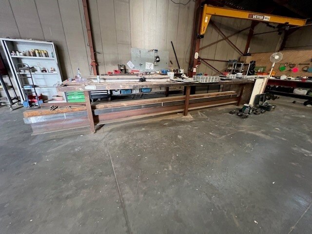 Zware metalen werkbank 150x600 cm, 2 metalen kokers ca. 5m, ca. 3 ton herbruikbaar ijzer (28,29,30) - afbeelding 1 van  18