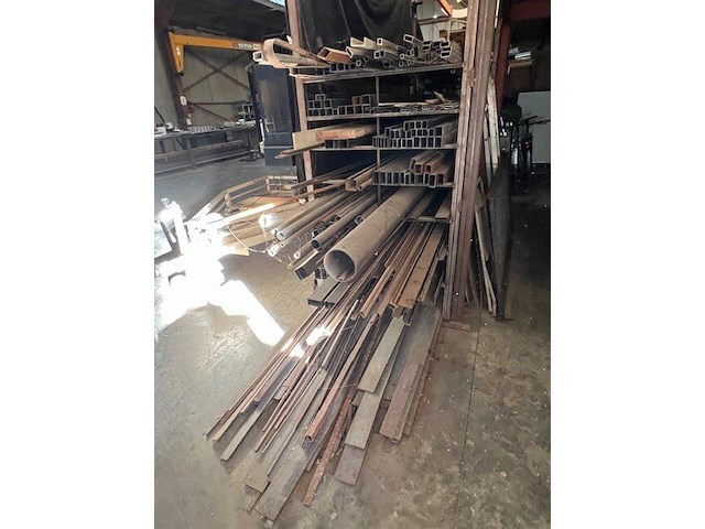 Zware metalen werkbank 150x600 cm, 2 metalen kokers ca. 5m, ca. 3 ton herbruikbaar ijzer (28,29,30) - afbeelding 11 van  18