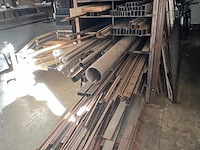 Zware metalen werkbank 150x600 cm, 2 metalen kokers ca. 5m, ca. 3 ton herbruikbaar ijzer (28,29,30) - afbeelding 11 van  18