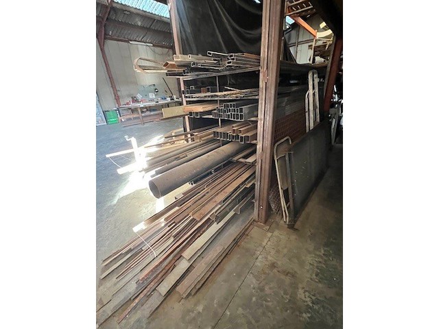 Zware metalen werkbank 150x600 cm, 2 metalen kokers ca. 5m, ca. 3 ton herbruikbaar ijzer (28,29,30) - afbeelding 12 van  18