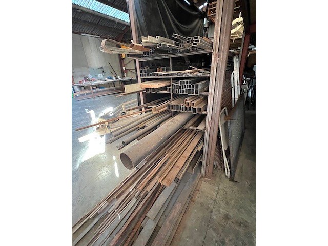 Zware metalen werkbank 150x600 cm, 2 metalen kokers ca. 5m, ca. 3 ton herbruikbaar ijzer (28,29,30) - afbeelding 13 van  18
