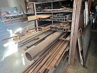 Zware metalen werkbank 150x600 cm, 2 metalen kokers ca. 5m, ca. 3 ton herbruikbaar ijzer (28,29,30) - afbeelding 13 van  18