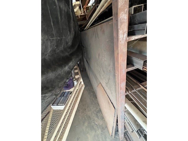 Zware metalen werkbank 150x600 cm, 2 metalen kokers ca. 5m, ca. 3 ton herbruikbaar ijzer (28,29,30) - afbeelding 14 van  18