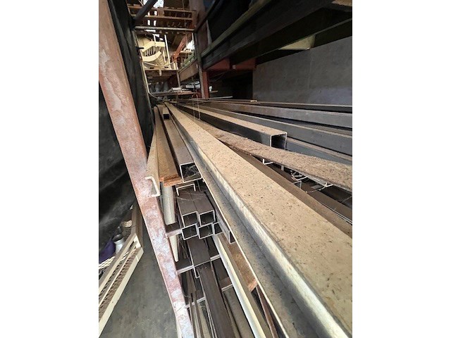Zware metalen werkbank 150x600 cm, 2 metalen kokers ca. 5m, ca. 3 ton herbruikbaar ijzer (28,29,30) - afbeelding 15 van  18